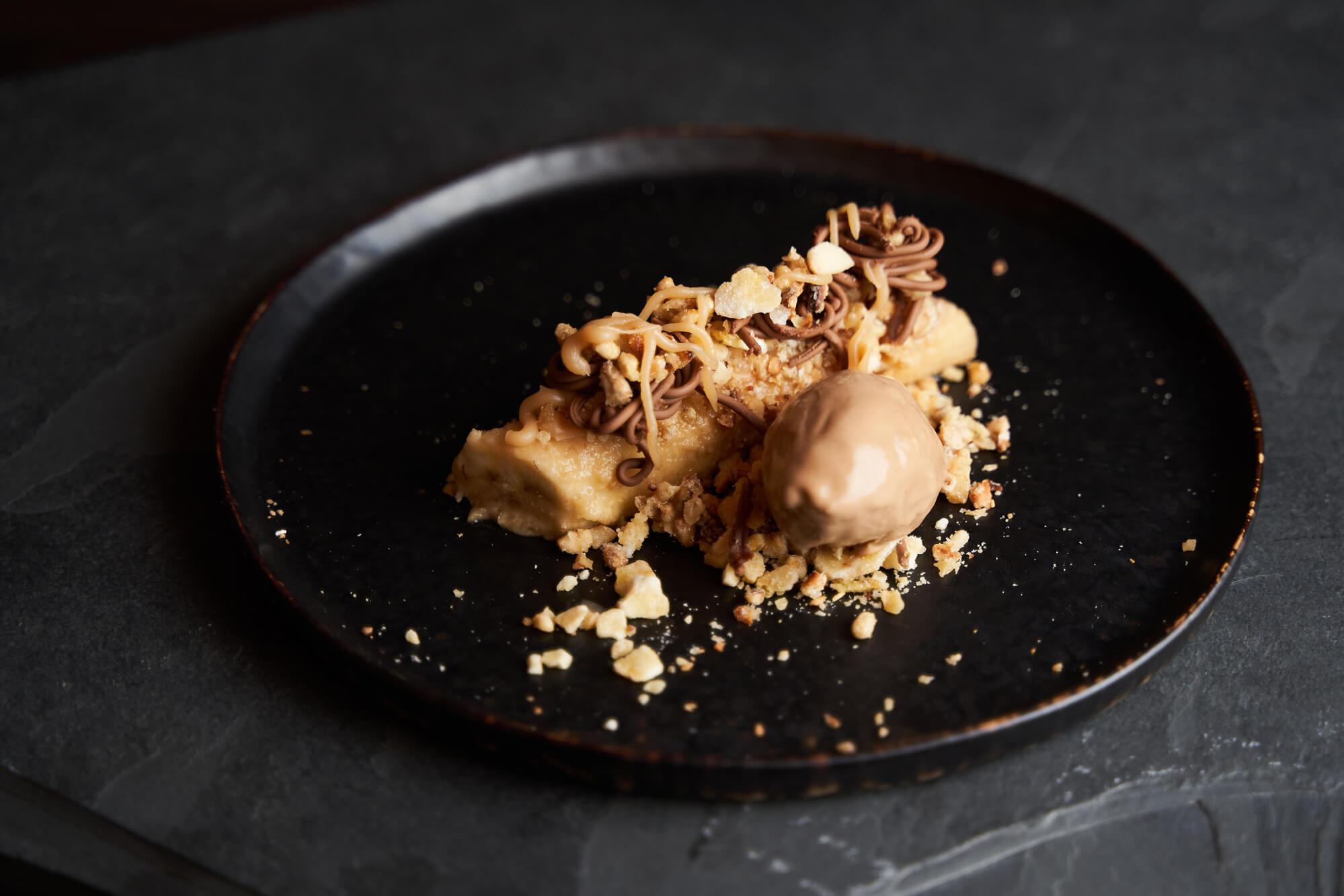 Bananendessert angerichtet auf einem Teller.