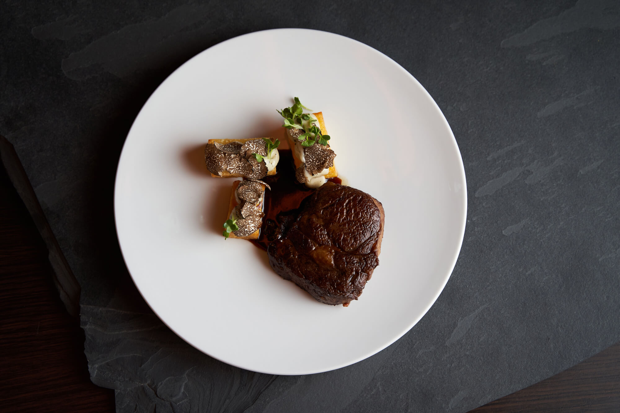 Entrecôte angerichtet auf einem Teller.