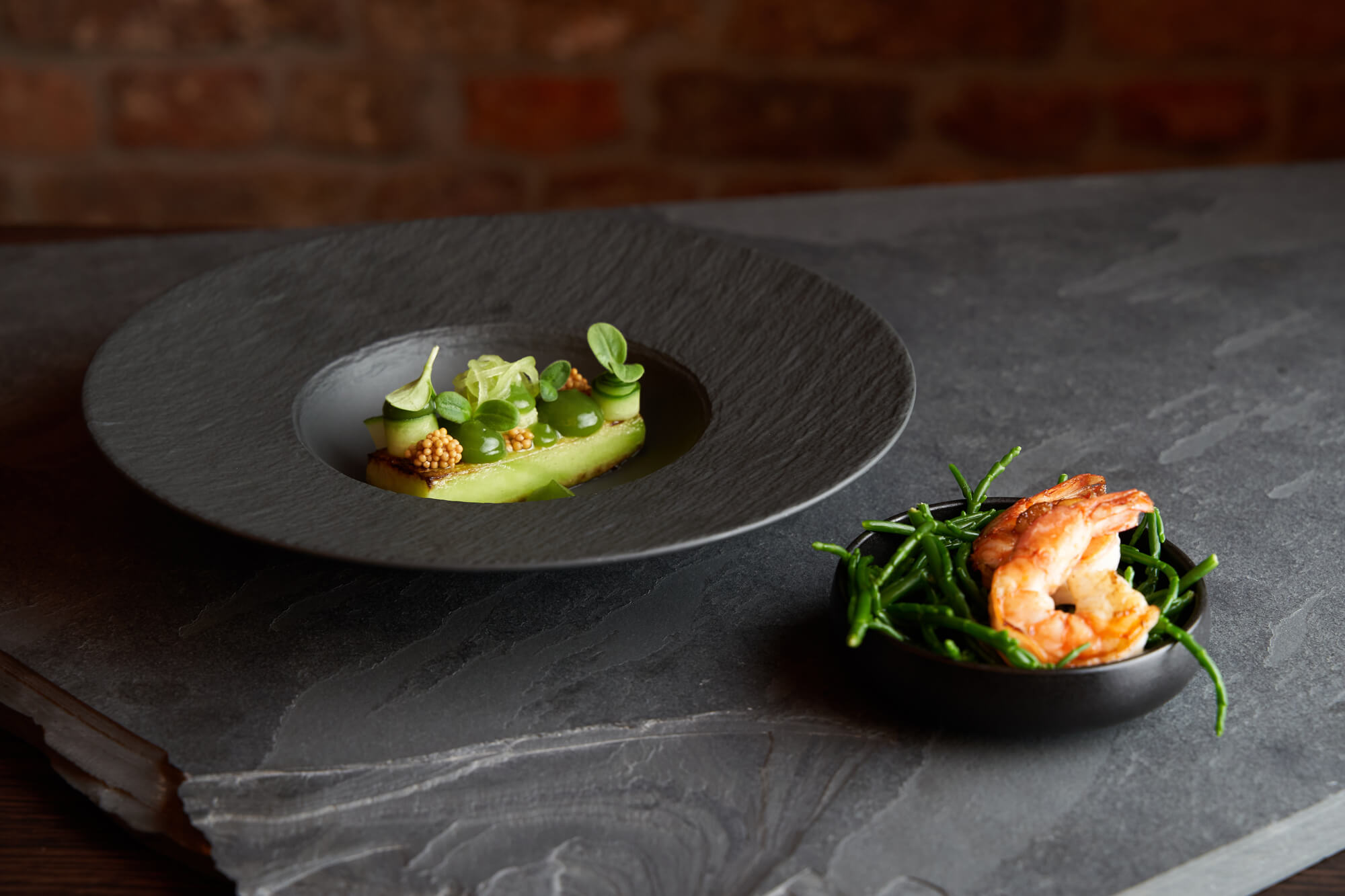 Gurke und Garnele getrennt angerichtet auf 2 verschiedenen Tellern.