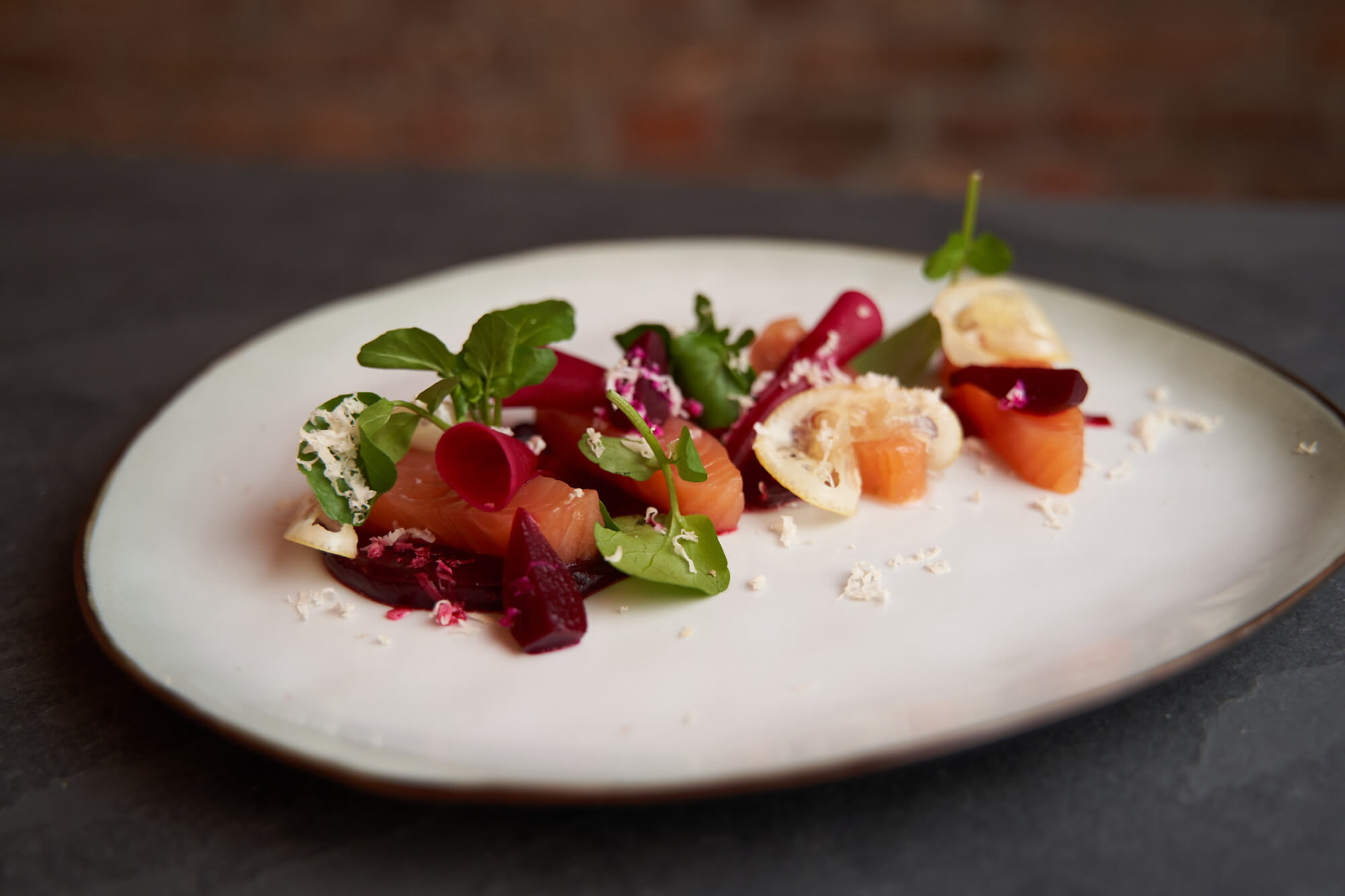 Gebeizter Lachs angerichtet auf einem Teller.