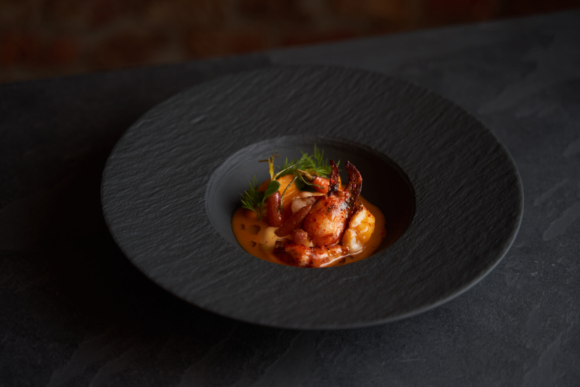 Halber Hummer angerichtet auf einem Teller.