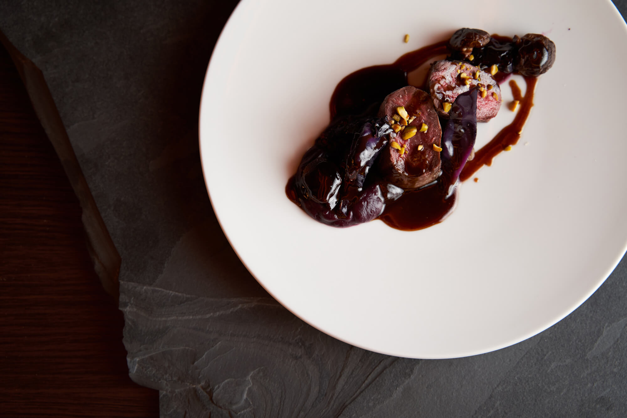 Hirschrücken angerichtet auf einem Teller.