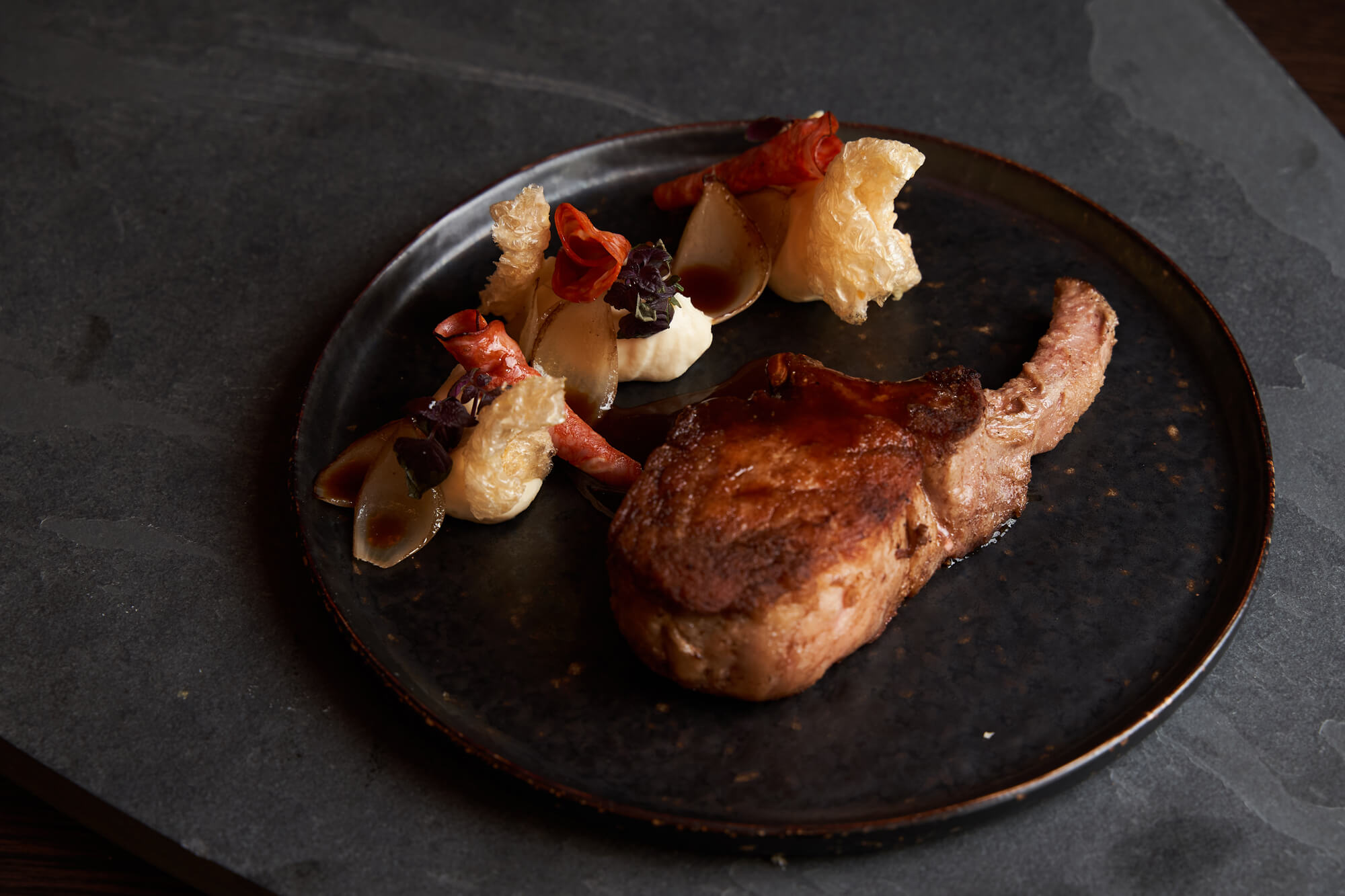 Ibericokeule angerichtet auf einem Teller.