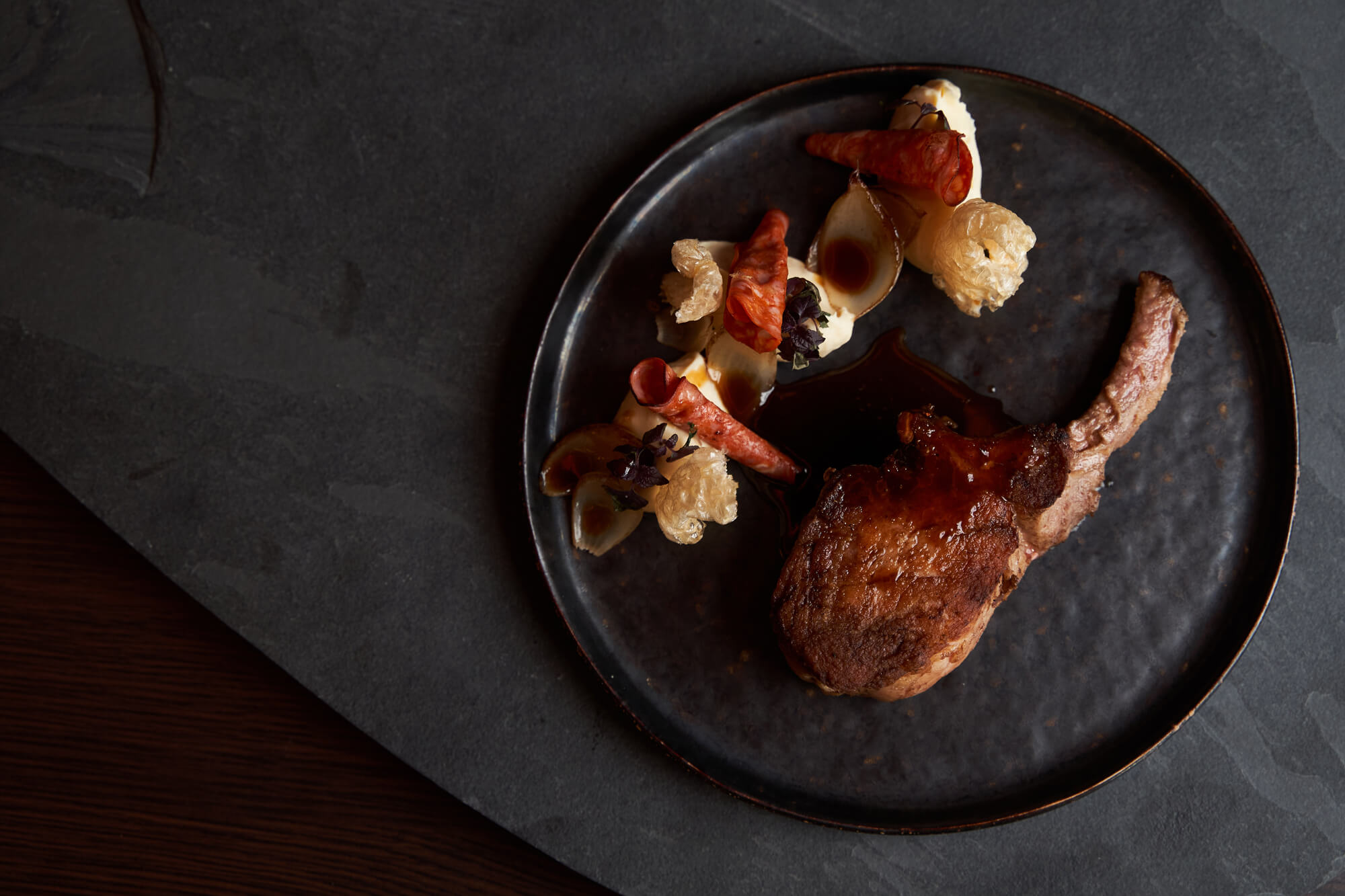Ibericokeule angerichtet auf einem Teller.
