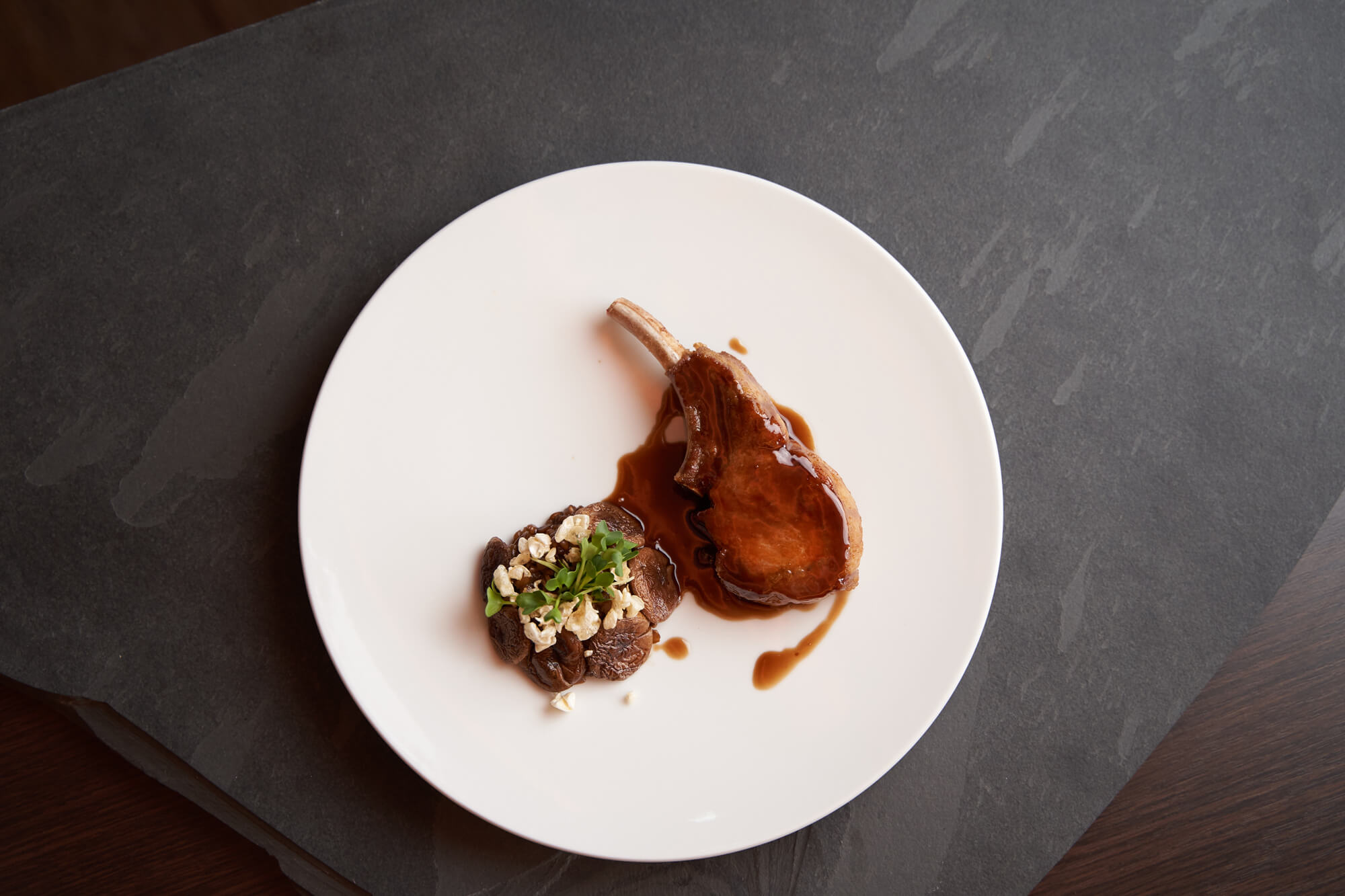 Iberico angerichtet auf einem Teller.