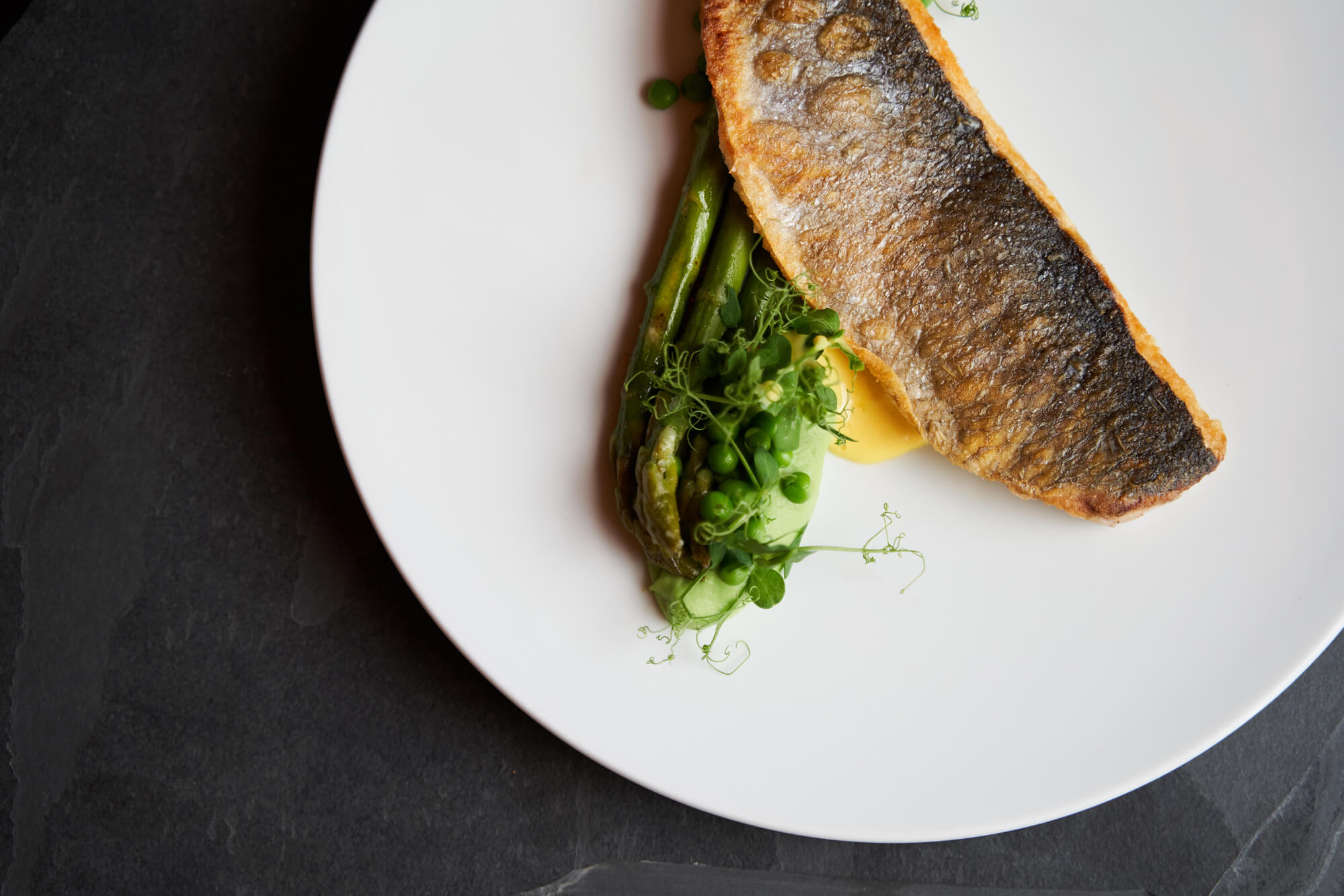 Loup de Mer angerichtet auf einem Teller.