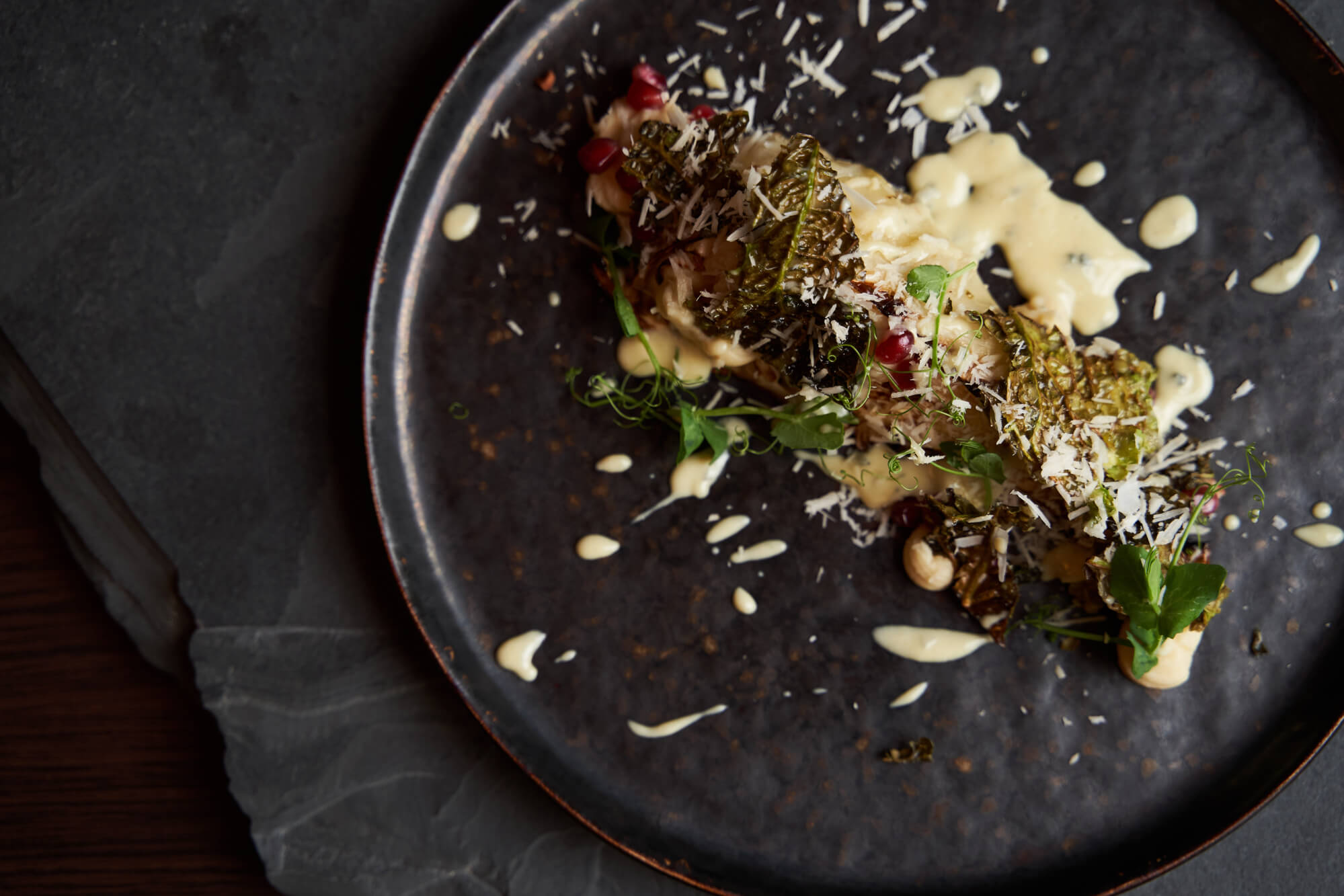 Spitzkohl angerichtet auf einem Teller.